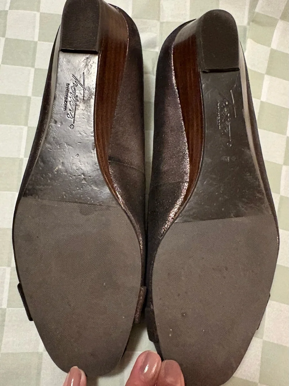 Trotters Sizzle Signature Gold-Tone Metallic Suede Buckle Pumps Slip-On - Sz 7.5